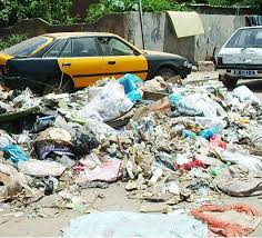 DAKAR, LENDEMAIN DE TABASKI : DE LA PLUIE ET DES TAS DE DÉCHETS DAKAR, LENDEMAIN DE TABASKI : DE LA PLUIE ET DES TAS DE DÉCHETS