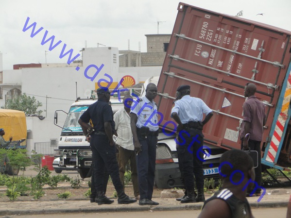 Rufisque: la voiture de police heurté par un camion (images)
