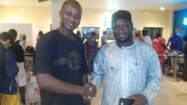 Serigne Assane Mbacké (en tenue traditionnelle bleue) serrant la main son émissaire Serigne Abdou Khoudoss Mbacké Serigne Assane Mbacké (en tenue traditionnelle bleue) serrant la main son émissaire Serigne Abdou Khoudoss Mbacké