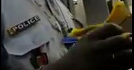 Le policier «corrompu» déféré, l'auteure de la vidéo arrêtée Le policier «corrompu» déféré, l'auteure de la vidéo arrêtée
