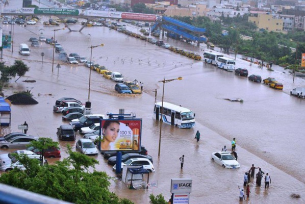Pluies à Dakar: les routes encore inondées et la circulation bloquée Pluies à Dakar: les routes encore inondées et la circulation bloquée