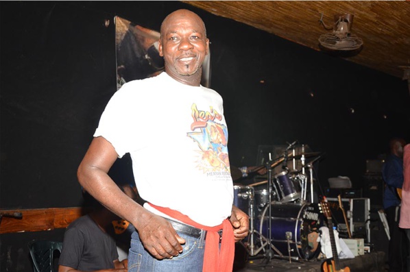 voici le danseur attitré du groupe Pape et Cheikh voici le danseur attitré du groupe Pape et Cheikh