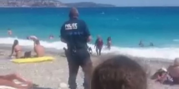 A Nice aussi, une femme a été verbalisée pour s'être baignée avec le voile