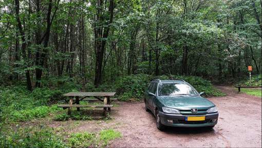 Depuis six mois, ils vivent dans leur voiture près des bois