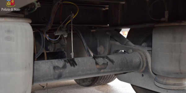 Italie : un Afghan parcourt 400 km accroché sous un camion par des ceintures Italie : un Afghan parcourt 400 km accroché sous un camion par des ceintures