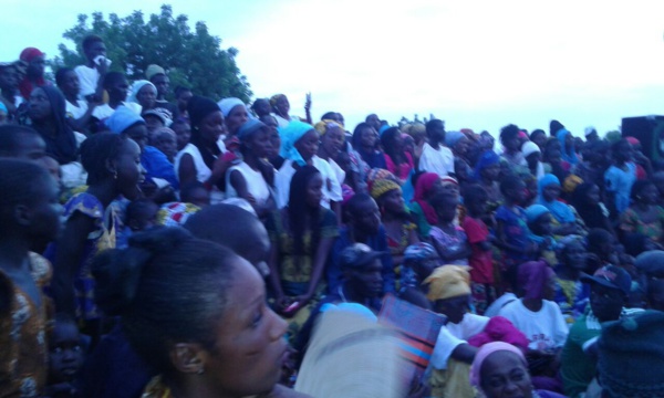 La foule compacte de militants de sympathisants qui a assisté au meeting de Gelongal Barro chez Farba La foule compacte de militants de sympathisants qui a assisté au meeting de Gelongal Barro chez Farba