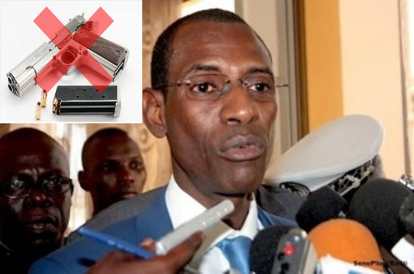 Sécurité : Abdoulaye Daouda Diallo, ministre de l'intérieur, interdit tout port d’armes et de matières explosives Sécurité : Abdoulaye Daouda Diallo, ministre de l'intérieur, interdit tout port d’armes et de matières explosives