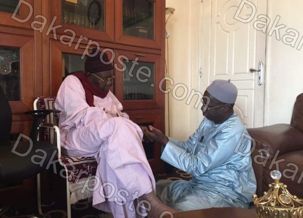 Le Dg de l'Artp Abdou Karim Sall recueillant des prières auprès du marabout Serigne Abdoul Aziz Sy Al Amine.