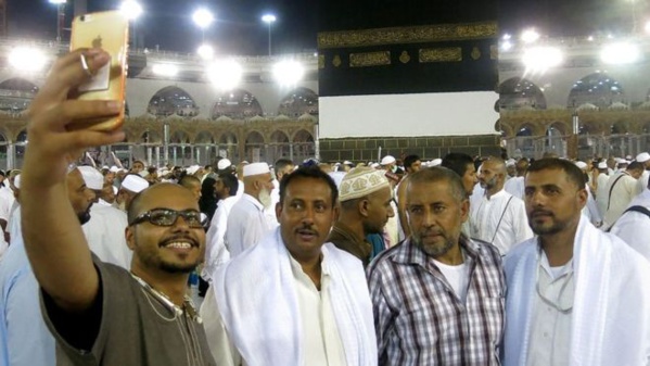 Entre tradition et modernité, la Mecque n’échappe pas à la mode du selfie Entre tradition et modernité, la Mecque n’échappe pas à la mode du selfie