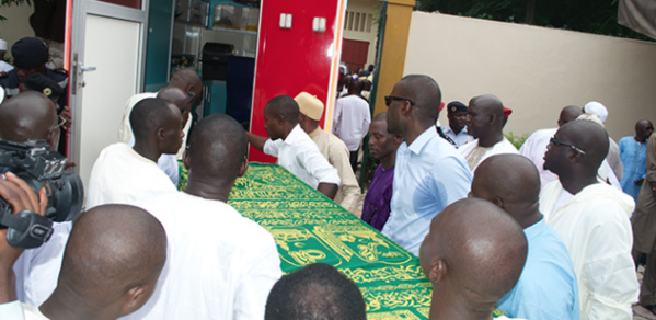 HOMMES POLITIQUES, COMPAGNONS ET PARENTS RENDENT HOMMAGE À MBAYE JACQUES DIOP HOMMES POLITIQUES, COMPAGNONS ET PARENTS RENDENT HOMMAGE À MBAYE JACQUES DIOP