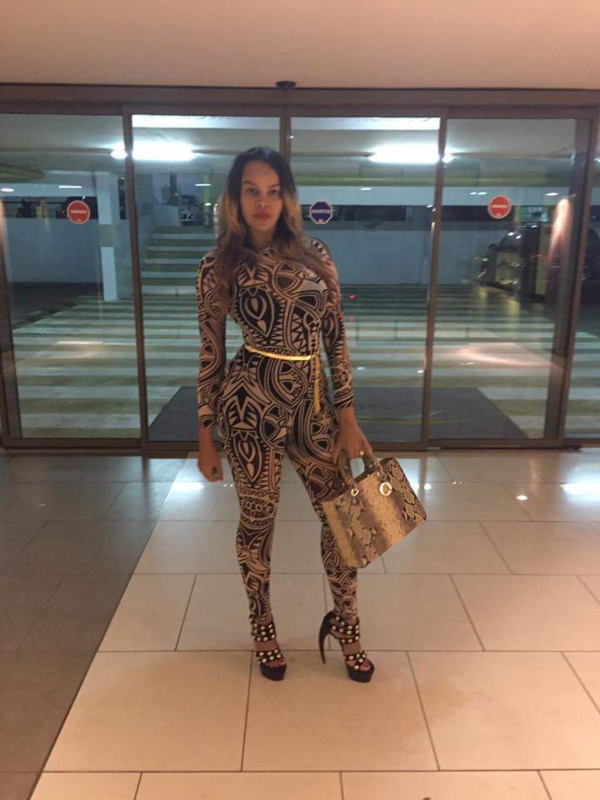 La belle Karina quelques mois avant son accouchement La belle Karina quelques mois avant son accouchement