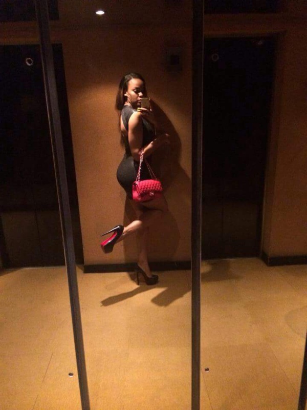 La belle Karina quelques mois avant son accouchement La belle Karina quelques mois avant son accouchement