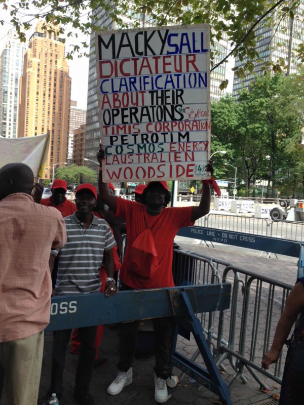 Le Président Macky Sall hué devant le siège des Nations Unies ...Deux arrestations parmi les opposants...Tanor Dieng et Aliou Sall en prennent pour leur grade... Le Président Macky Sall hué devant le siège des Nations Unies ...Deux arrestations parmi les opposants...Tanor Dieng et Aliou Sall en prennent pour leur grade...