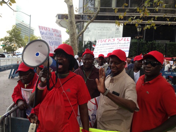 Le Président Macky Sall hué devant le siège des Nations Unies ...Deux arrestations parmi les opposants...Tanor Dieng et Aliou Sall en prennent pour leur grade... Le Président Macky Sall hué devant le siège des Nations Unies ...Deux arrestations parmi les opposants...Tanor Dieng et Aliou Sall en prennent pour leur grade...