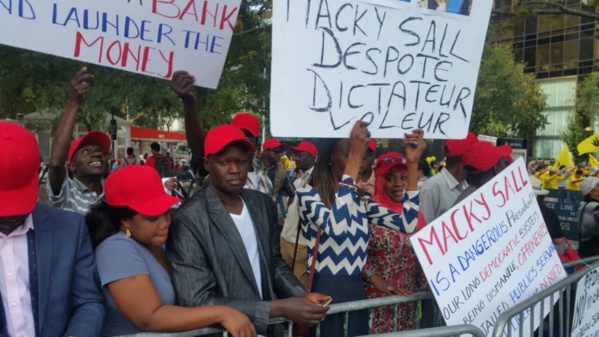 Le Président Macky Sall hué devant le siège des Nations Unies ...Deux arrestations parmi les opposants...Tanor Dieng et Aliou Sall en prennent pour leur grade... Le Président Macky Sall hué devant le siège des Nations Unies ...Deux arrestations parmi les opposants...Tanor Dieng et Aliou Sall en prennent pour leur grade...