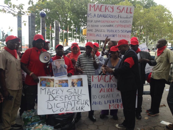 Le Président Macky Sall hué devant le siège des Nations Unies ...Deux arrestations parmi les opposants...Tanor Dieng et Aliou Sall en prennent pour leur grade... Le Président Macky Sall hué devant le siège des Nations Unies ...Deux arrestations parmi les opposants...Tanor Dieng et Aliou Sall en prennent pour leur grade...