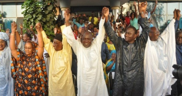 Bataille d’opinion : L’opposition vilipende Macky auprès de Valls Bataille d’opinion : L’opposition vilipende Macky auprès de Valls