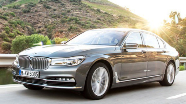 Cheikh Amar offre au Khalife général des mourides une BMW dernier cri (regardez photos) Cheikh Amar offre au Khalife général des mourides une BMW dernier cri (regardez photos)