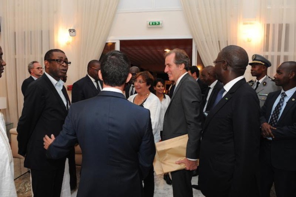 Vieux amis, que se sont dit notre "You" national et le Premier Ministre Français Manuel Valls? Vieux amis, que se sont dit notre "You" national et le Premier Ministre Français Manuel Valls?