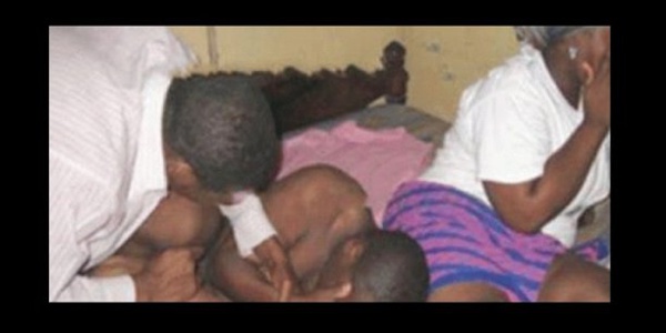 Il surprend son frère sur sa femme et l’assomme Il surprend son frère sur sa femme et l’assomme