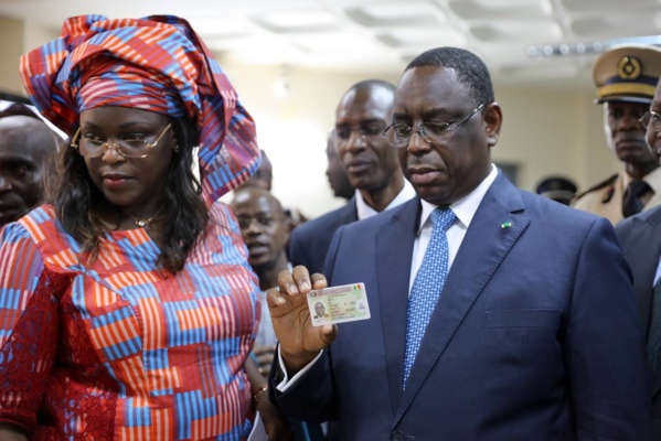 Macky : "Fier de présenter ma carte d'identité biométrique CEDEAO. L'intégration régionale est en marche !" Macky : "Fier de présenter ma carte d'identité biométrique CEDEAO. L'intégration régionale est en marche !"