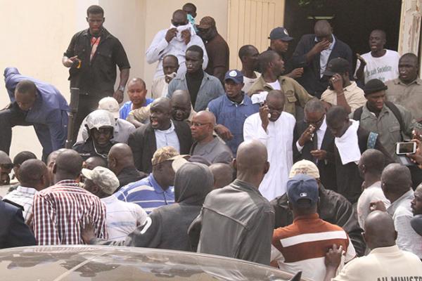 Saccage de la Maison du Parti: le défilé à la Dic continue pour les pros Khalifa… Après Bassirou Samb, SG des jeunesses socialistes, la député Aminata Diallo sera à la Dic ce lundi.. Saccage de la Maison du Parti: le défilé à la Dic continue pour les pros Khalifa… Après Bassirou Samb, SG des jeunesses socialistes, la député Aminata Diallo sera à la Dic ce lundi..