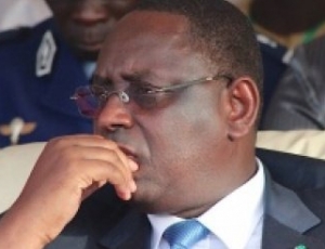 Polémiques, révocations de fonctionnaires, batailles judiciaires… : la malédiction du pétrole frappe déjà le Sénégal Polémiques, révocations de fonctionnaires, batailles judiciaires… : la malédiction du pétrole frappe déjà le Sénégal