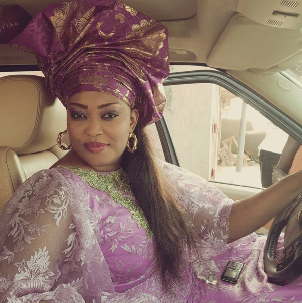 Arret sur image : Sadya Seck épouse de Sanekh au volant Arret sur image : Sadya Seck épouse de Sanekh au volant