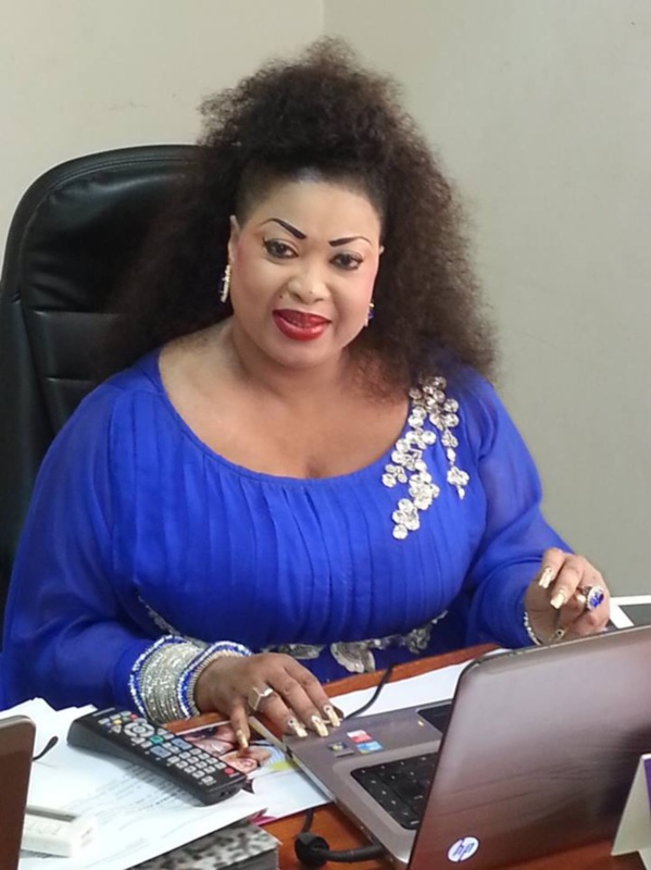 Youssou Ndour, ses frères Bouba, Ndiaga et la quasi-totalité des employés d'IGFM  à Touba pour l'enterrement de Déguène Chimère Youssou Ndour, ses frères Bouba, Ndiaga et la quasi-totalité des employés d'IGFM  à Touba pour l'enterrement de Déguène Chimère