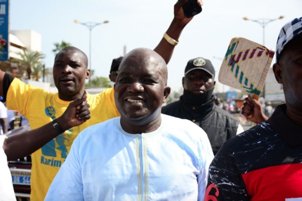 La police disperse la marche des opposants...Réfugié à la Rts, Oumar Sarr du Pds, chassé comme un malpropre... La police disperse la marche des opposants...Réfugié à la Rts, Oumar Sarr du Pds, chassé comme un malpropre...
