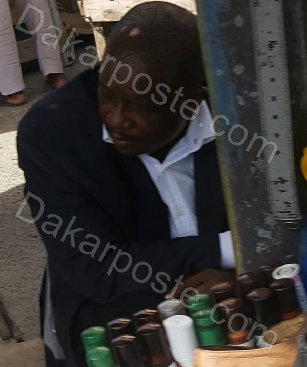 Incroyable, mais vrai !L’ancien ministre Bacar Dia se fait réparer …l’usure de sa chaussure Incroyable, mais vrai !L’ancien ministre Bacar Dia se fait réparer …l’usure de sa chaussure