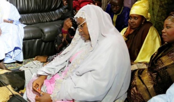 Partie présenter ses condolèances chez feue Déguène Chimère, la Première Dame craque et ne dure que...3 mn Partie présenter ses condolèances chez feue Déguène Chimère, la Première Dame craque et ne dure que...3 mn