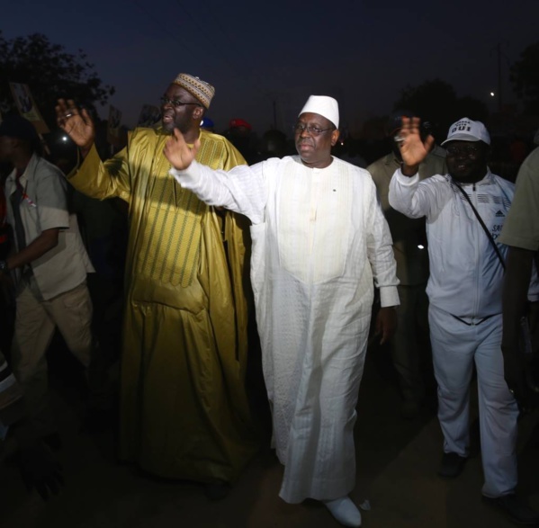 Arrivée du Président de la République à Touba, des jeunes marabouts menacent d’arborer des brassards rouges Arrivée du Président de la République à Touba, des jeunes marabouts menacent d’arborer des brassards rouges