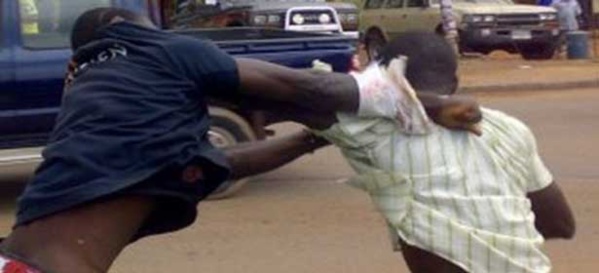 Bagarre : le taximan assène des coups de clé à roue à son camarade Bagarre : le taximan assène des coups de clé à roue à son camarade