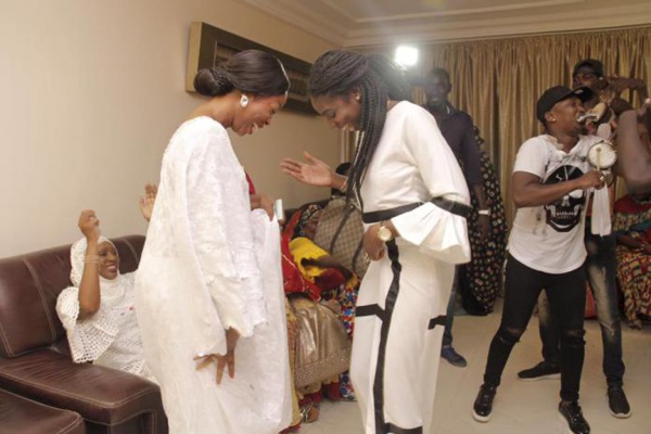 Arrêt sur Images : Aby Ndour danse avec la fille Youssou Ndour Arrêt sur Images : Aby Ndour danse avec la fille Youssou Ndour