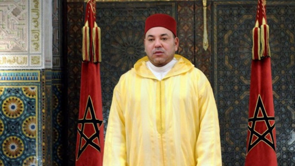 Accompagné du ministre de l'Intérieur, le Roi Mohamed VI prie à la Grande Mosquée