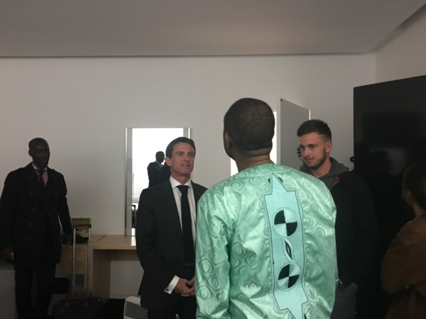 Le Premier ministre français Manuel Valls et Youssou N'Dour au concert philharmonique à Paris Le Premier ministre français Manuel Valls et Youssou N'Dour au concert philharmonique à Paris