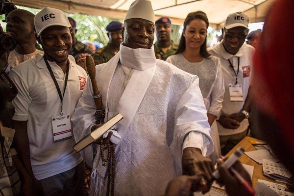 Jammeh avait-il senti sa défaite? Regardez son expression somme toute pessimiste et celle de son épouse lors du vote Jammeh avait-il senti sa défaite? Regardez son expression somme toute pessimiste et celle de son épouse lors du vote