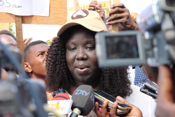 Insolite - Mame Marème Thiam Babou réussit un coup d'éclat en faisant stopper net le cortège Présidentiel à Gandigal (VIDÉO)