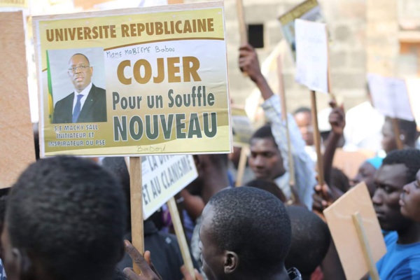 Insolite - Mame Marème Thiam Babou réussit un coup d'éclat en faisant stopper net le cortège Présidentiel à Gandigal (VIDÉO)