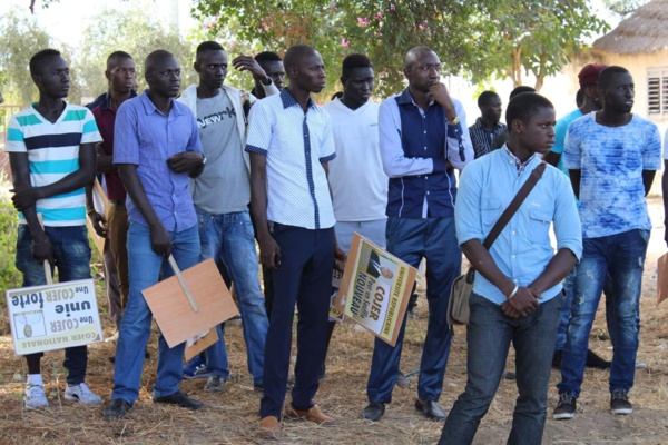 Insolite - Mame Marème Thiam Babou réussit un coup d'éclat en faisant stopper net le cortège Présidentiel à Gandigal (VIDÉO) Insolite - Mame Marème Thiam Babou réussit un coup d'éclat en faisant stopper net le cortège Présidentiel à Gandigal (VIDÉO)