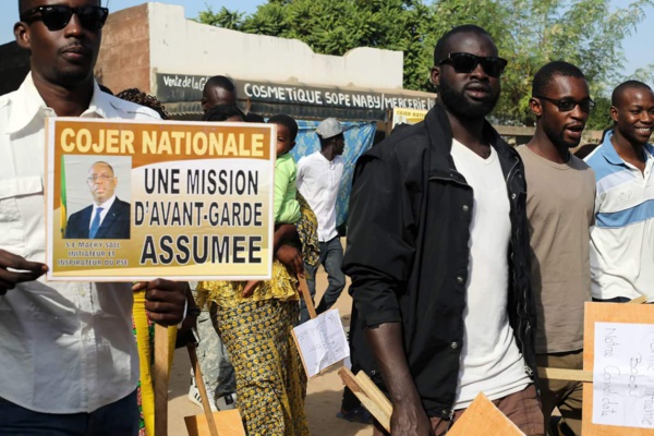 Insolite - Mame Marème Thiam Babou réussit un coup d'éclat en faisant stopper net le cortège Présidentiel à Gandigal (VIDÉO)