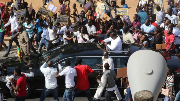 Insolite - Mame Marème Thiam Babou réussit un coup d'éclat en faisant stopper net le cortège Présidentiel à Gandigal (VIDÉO) Insolite - Mame Marème Thiam Babou réussit un coup d'éclat en faisant stopper net le cortège Présidentiel à Gandigal (VIDÉO)