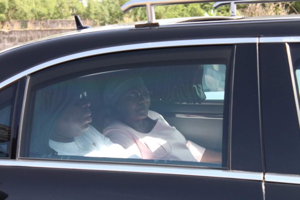 Insolite - Mame Marème Thiam Babou réussit un coup d'éclat en faisant stopper net le cortège Présidentiel à Gandigal (VIDÉO)