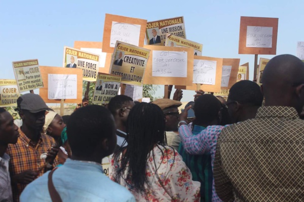 Insolite - Mame Marème Thiam Babou réussit un coup d'éclat en faisant stopper net le cortège Présidentiel à Gandigal (VIDÉO) Insolite - Mame Marème Thiam Babou réussit un coup d'éclat en faisant stopper net le cortège Présidentiel à Gandigal (VIDÉO)