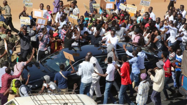 Insolite - Mame Marème Thiam Babou réussit un coup d'éclat en faisant stopper net le cortège Présidentiel à Gandigal (VIDÉO)