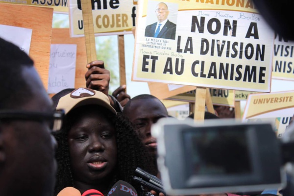 Insolite - Mame Marème Thiam Babou réussit un coup d'éclat en faisant stopper net le cortège Présidentiel à Gandigal (VIDÉO)