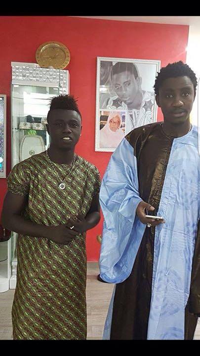 Célébration Gamou 2016, Wally Ballago Seck en mode Selfie avec... Célébration Gamou 2016, Wally Ballago Seck en mode Selfie avec...