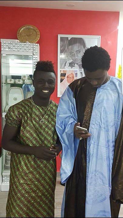 Célébration Gamou 2016, Wally Ballago Seck en mode Selfie avec... Célébration Gamou 2016, Wally Ballago Seck en mode Selfie avec...