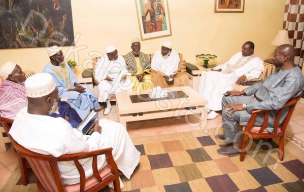 Pour conserver son fauteuil, Jammeh envoie les religieux négocier avec Barrow...Pourquoi l'autocrate veut coute que coute rester au pouvoir (INFORMATIONS ET IMAGES EXCLUSIVES DAKARPOSTE) Pour conserver son fauteuil, Jammeh envoie les religieux négocier avec Barrow...Pourquoi l'autocrate veut coute que coute rester au pouvoir (INFORMATIONS ET IMAGES EXCLUSIVES DAKARPOSTE)